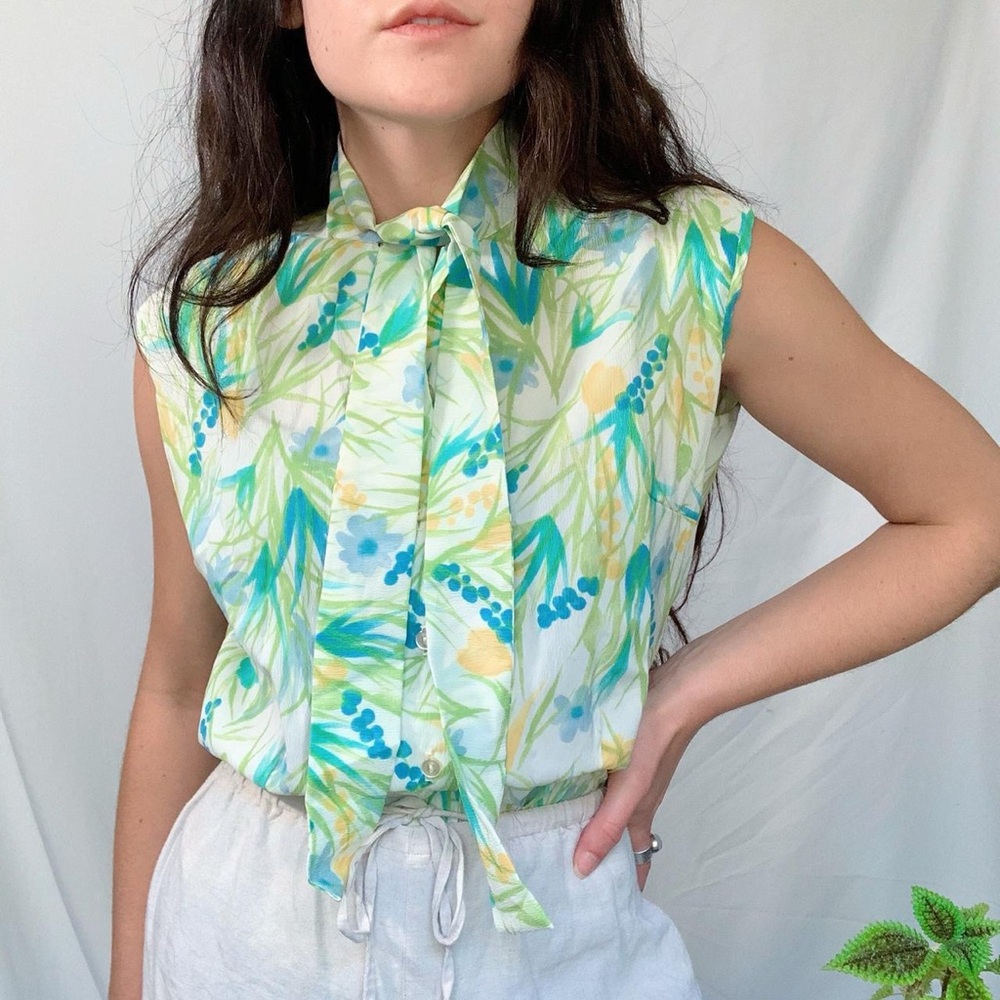 Vintage Floral Sleeveless Blouse with Pussybow